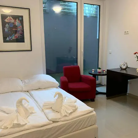 Apartmán Lovely Studio West 11 *