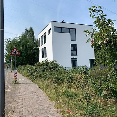 Lovely Studio West 11 *
